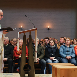 Einleitung zur Fußwaschung mit den Fürbitten durch Vikar Norbert Glaser