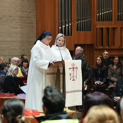 Sr. Maria Leopold und Pastoralreferentin Ines Kvar tragen einen Meditationstext vor.