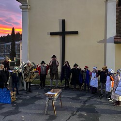 Am Hl. Abend wurde das Krippenspiel am Platz hinter der Pfarrkirche nochmals aufgeführt.